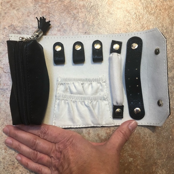 🖤🖤🖤 Shimmering Black Jewelry Roll 🖤🖤🖤 - Picture 1 of 7